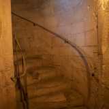 Da qui, attraverso un passaggio �segreto�, ci immettiamo in una sala l� dove una porticina permette l�ingresso nella torre. Ci ritroviamo cos� davanti a una scalinata a chiocciola di 88 gradini che porta sul tetto, posto a 34 metri di altezza